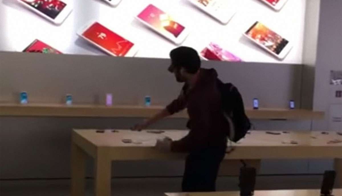 У Франції невдоволений покупець розтрощив Apple Store