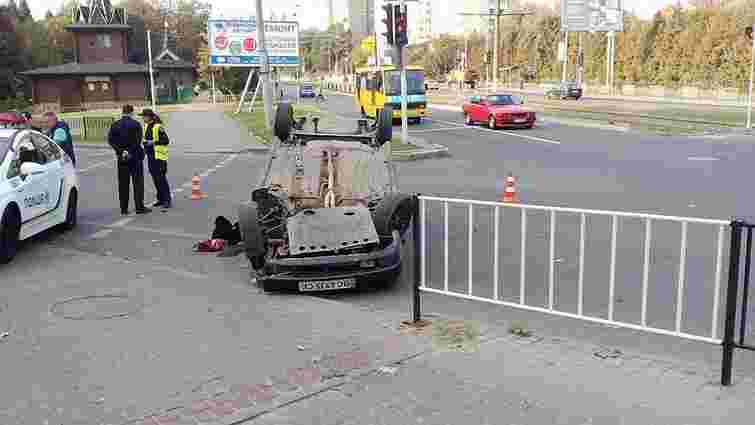 У Львові в ДТП перекинувся автомобіль нетверезого водія