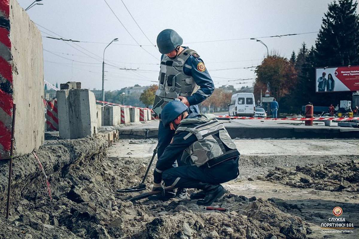 У центрі Тернополя під час ремонту дамби виявили артснаряд часів Другої світової війни