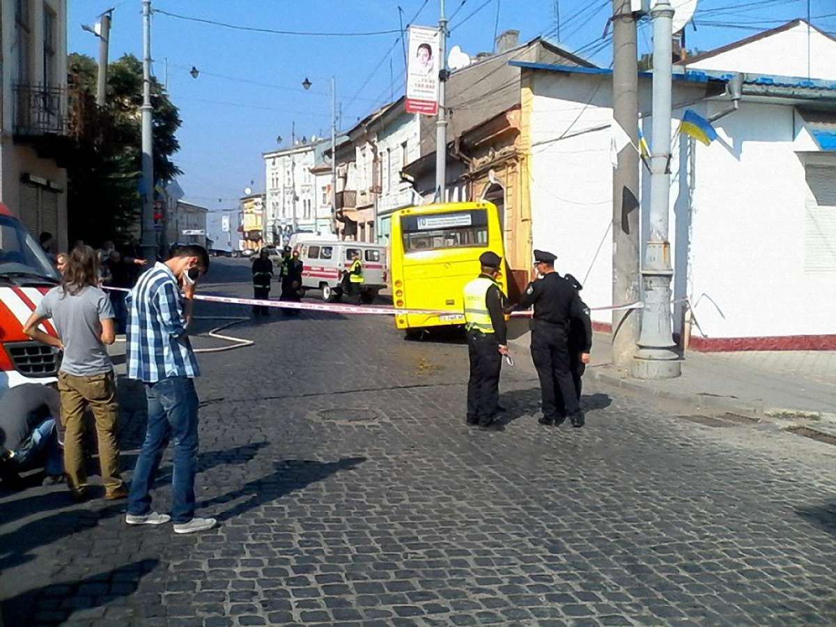 У Чернівцях водій маршрутки, якому стало погано, збив пішохода і врізався у будинок