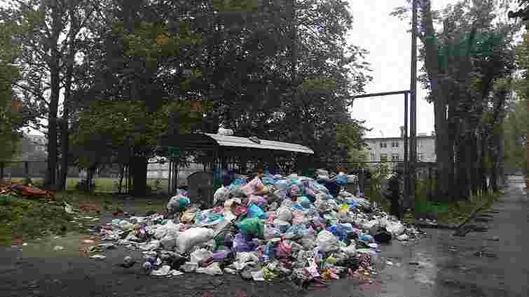 Впродовж доби у Львові очистять переповнені майданчики із сміттям