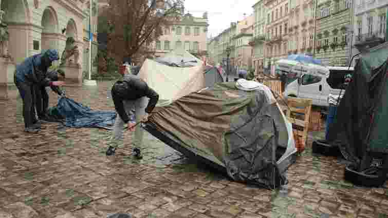 Учасники АТО розбирають наметове містечко біля Львівської міськради