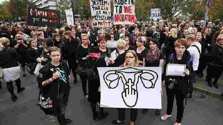 У Польщі відмовились від наміру повністю заборонити аборти після масових протестів