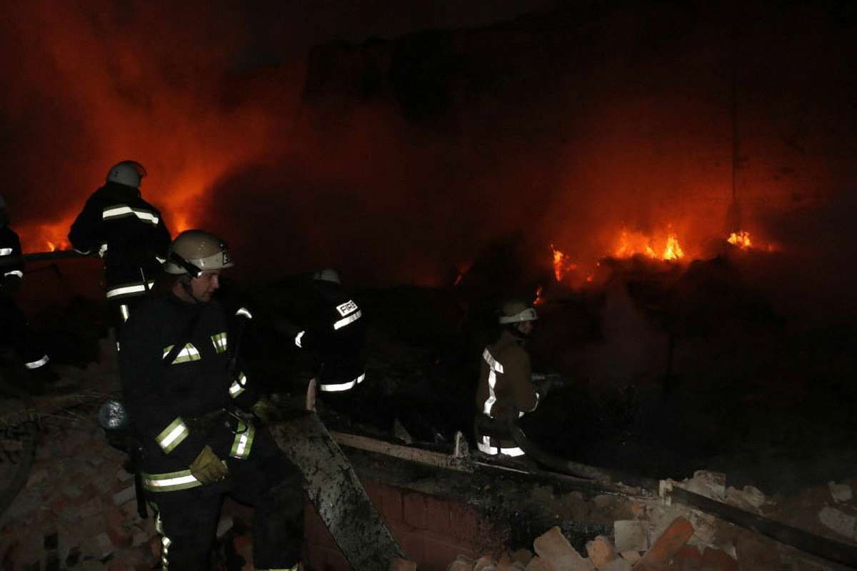 Рятувальники ліквідували велику пожежу на приватному підприємстві у Харкові