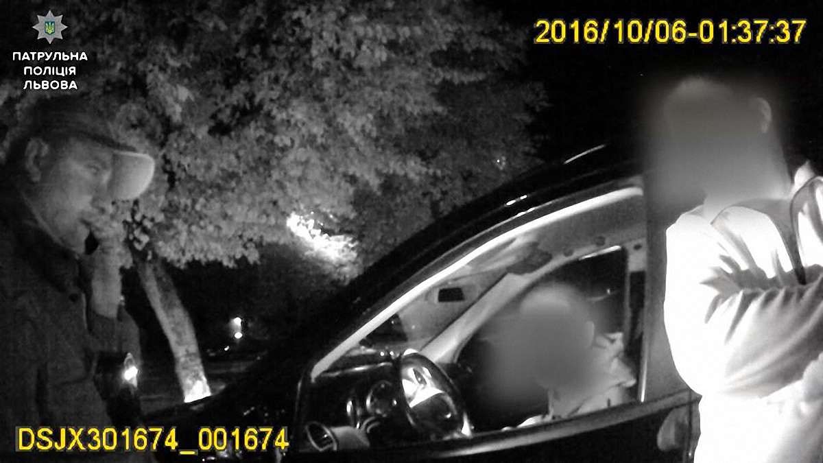 У Львові п’яний водій Mercedes’а помінявся місцем з нетверезим пасажиром