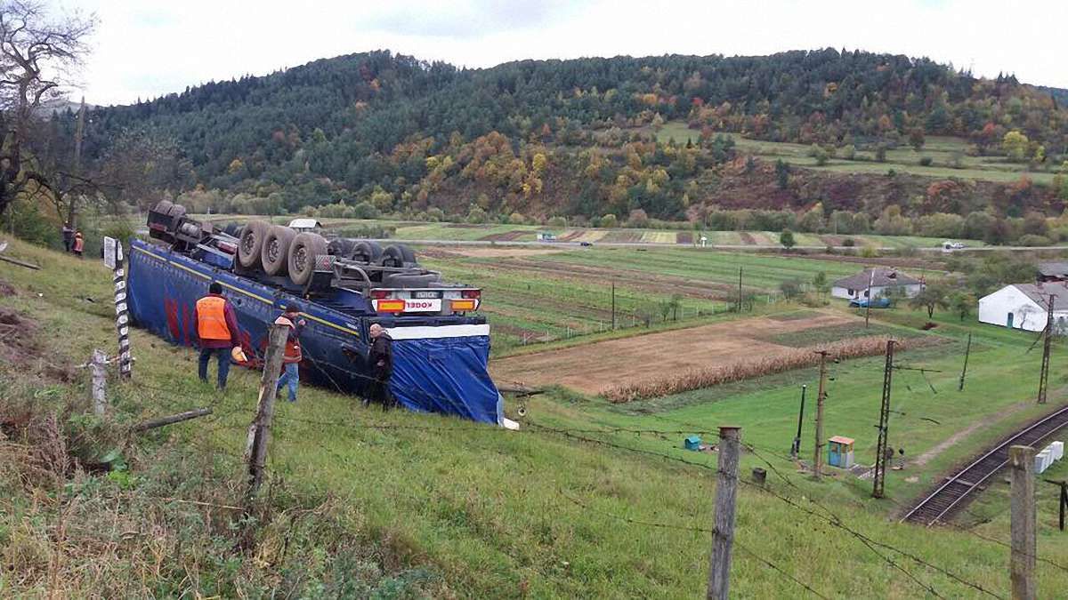 На Старосамбірщині переповнена деревиною вантажівка перекинулась у кювет 