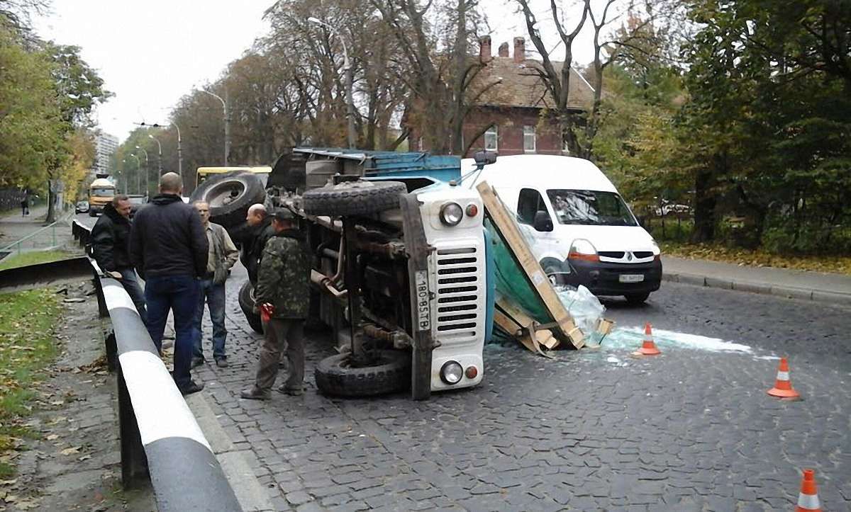 На спуску до центру Львова перекинулась вантажівка, у якої відмовили гальма