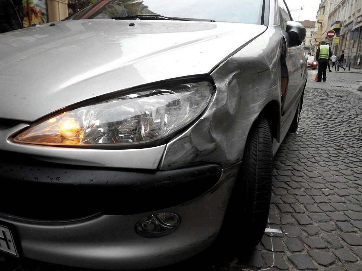 П’яний водій у Львові врізався у два припарковані автомобілі