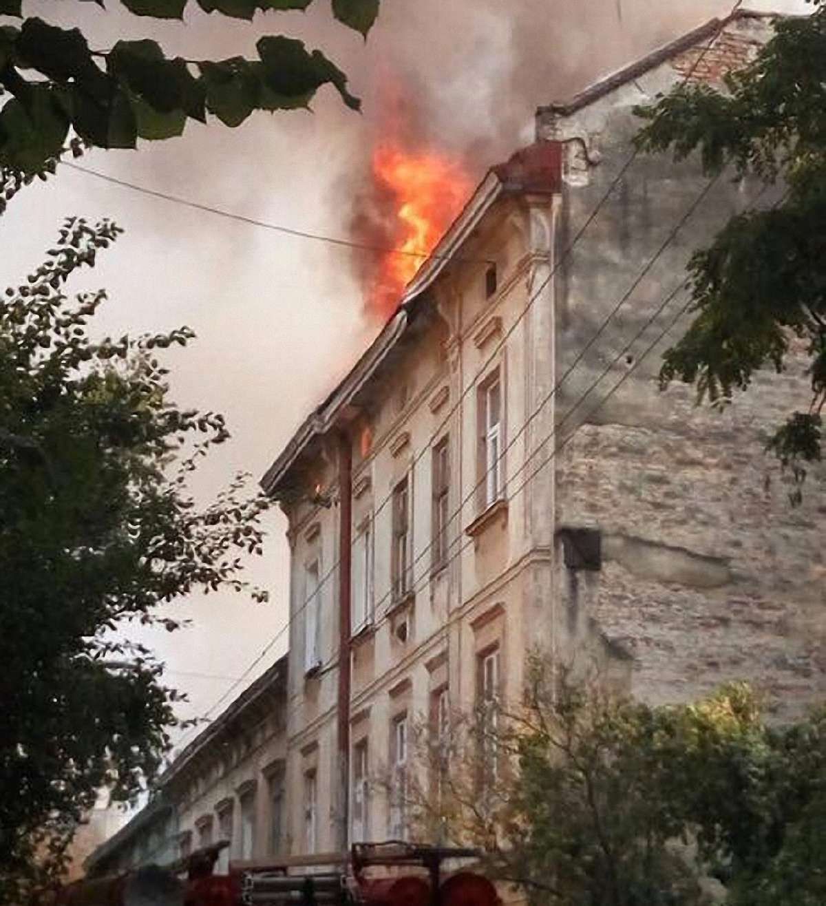 На відновлення згорілого даху будинку на вул. Війтовича виділять ₴220 тис.