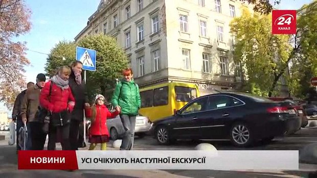 Незрячим львів’янам влаштували унікальну екскурсію містом