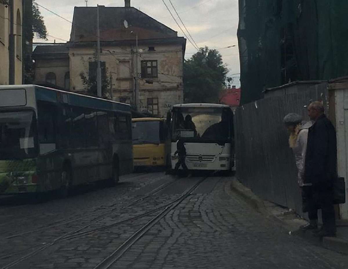 У центрі Львова міський автобус збив 68-річного пішохода