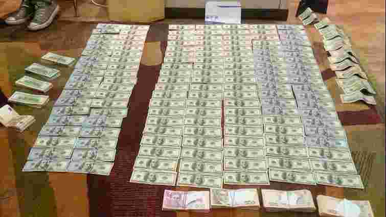 У затриманого в Дніпрі судді знайшли вдома велику суму готівки
