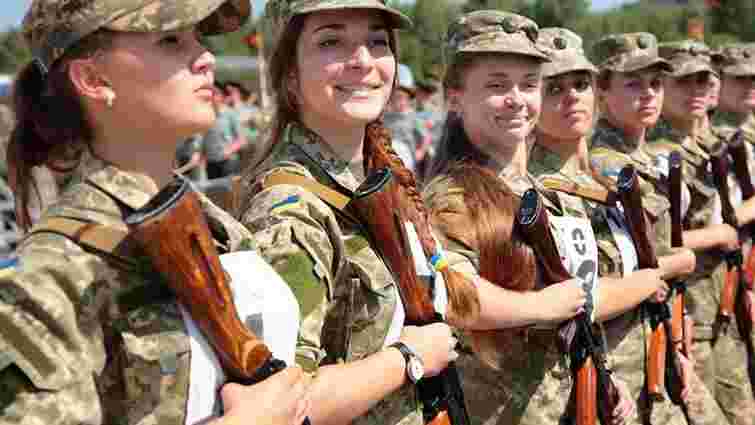На військову службу за контрактом за останні три місяці прийняли 1006 жінок