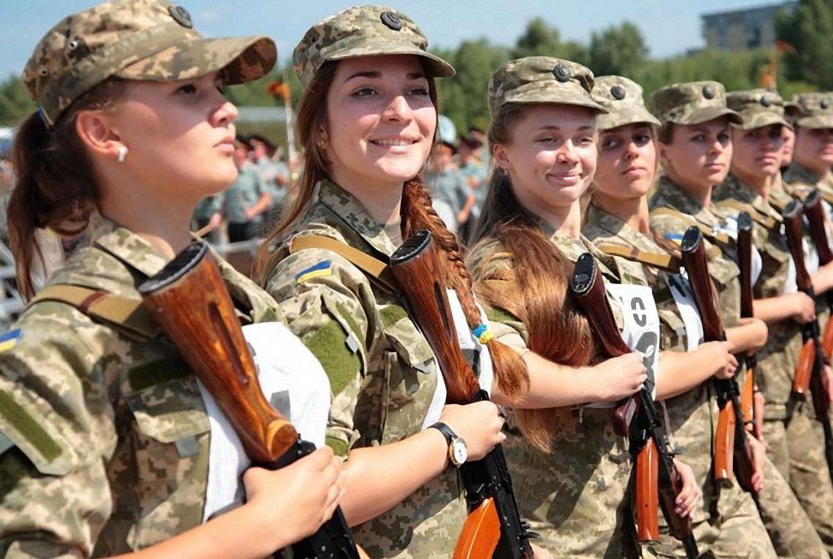 На військову службу за контрактом за останні три місяці прийняли 1006 жінок