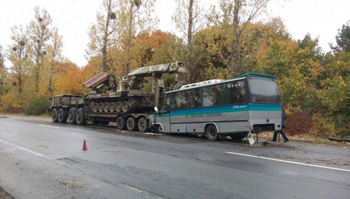 Пасажирський автобус з Івано-Франківська протаранив військовий тягач на Вінничині