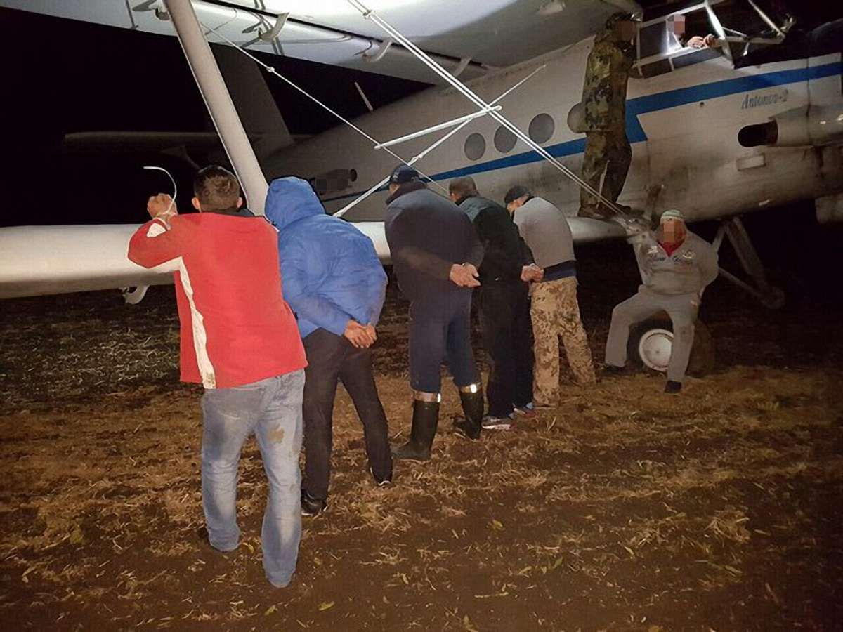 На Хмельниччині затримали літак з контрабандними сигаретами