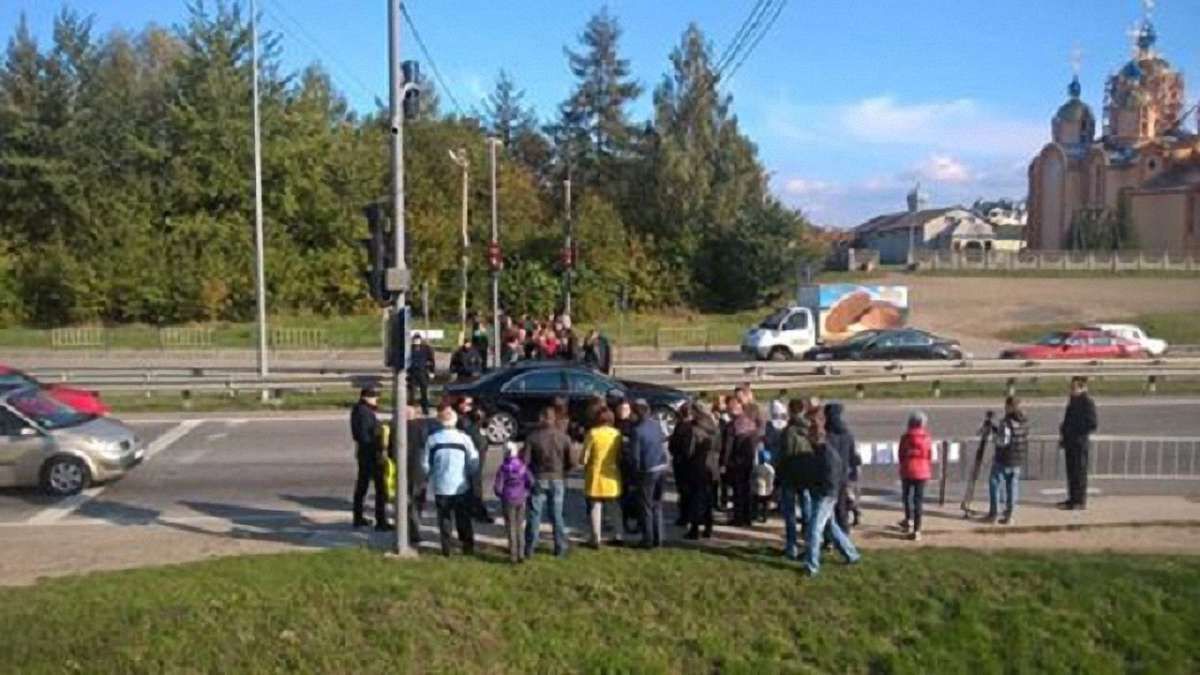 У селі під Львовом протестувальники перекрили трасу Київ – Чоп
