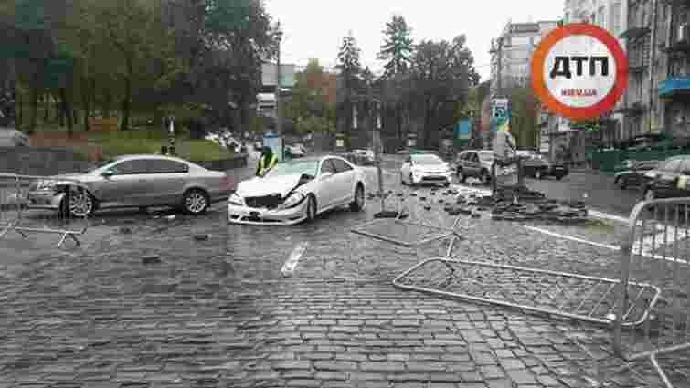 У Києві Mercedes розтрощив пам'ятник герою Небесної сотні Жизневському