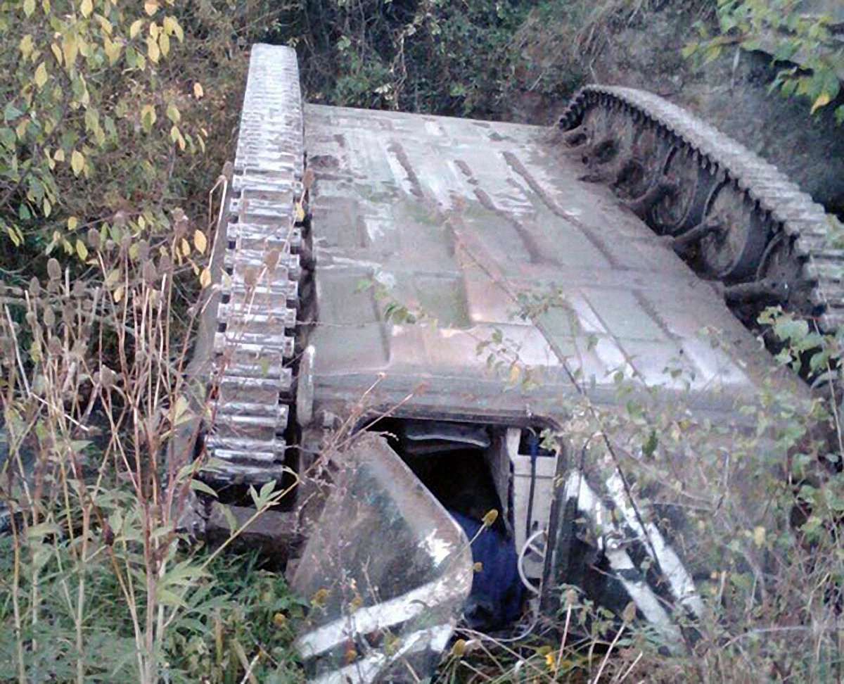 Під час руху військової колони на Львівщині перекинулася бронемашина