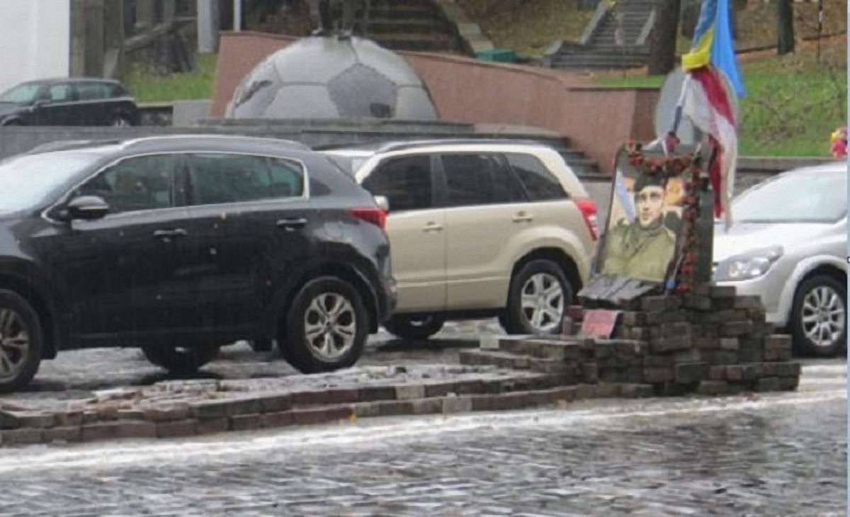 Пам'ятник герою Небесної сотні у Києві відновили після ДТП за добу