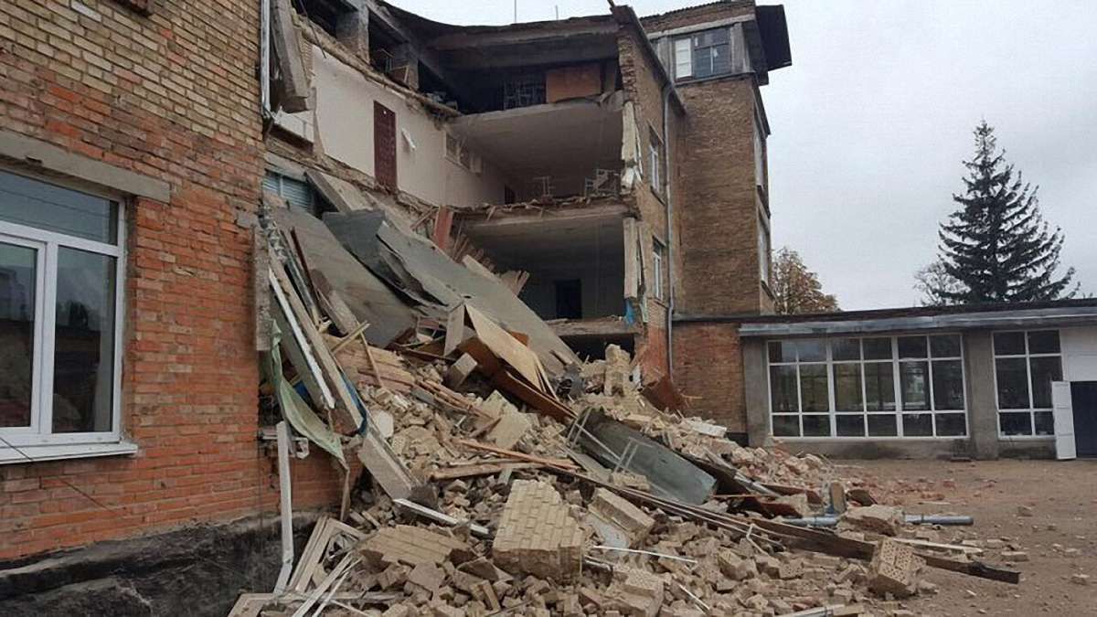 У Василькові на Київщині під час навчання обвалилася стіна школи