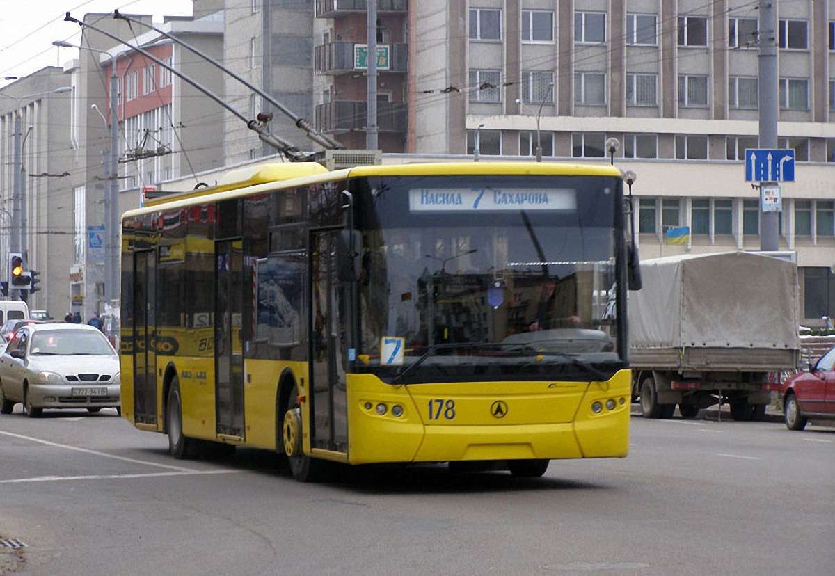 З листопада в Івано-Франківську курсуватимуть 8 нових тролейбусів