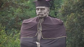 До дня Львівського університету пам’ятник Івану Франку одягнули у мантію