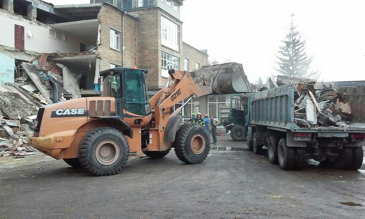 Рятувальники розібрали завали зруйнованої школи у Василькові