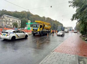 На вул. Стуса у Львові знову забився колодязь старого колектора