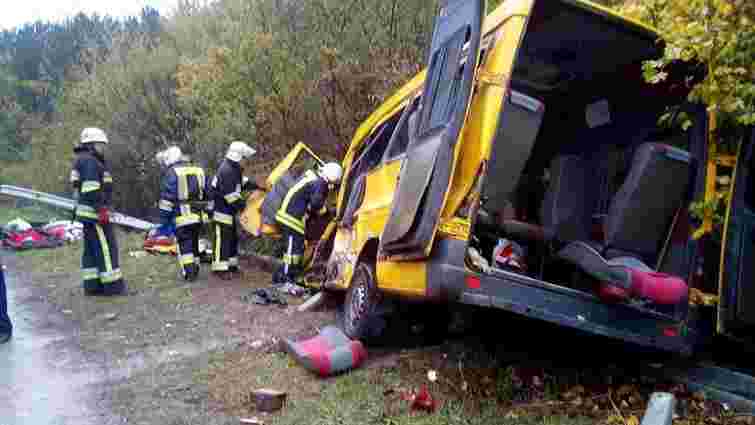 На Хмельниччині вантажівка зіткнулась із пасажирською маршруткою, є загиблі