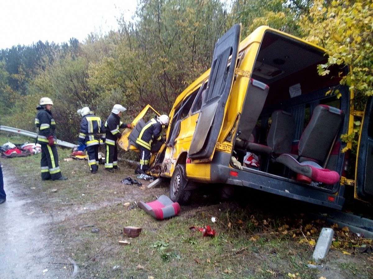 На Хмельниччині вантажівка зіткнулась із пасажирською маршруткою, є загиблі