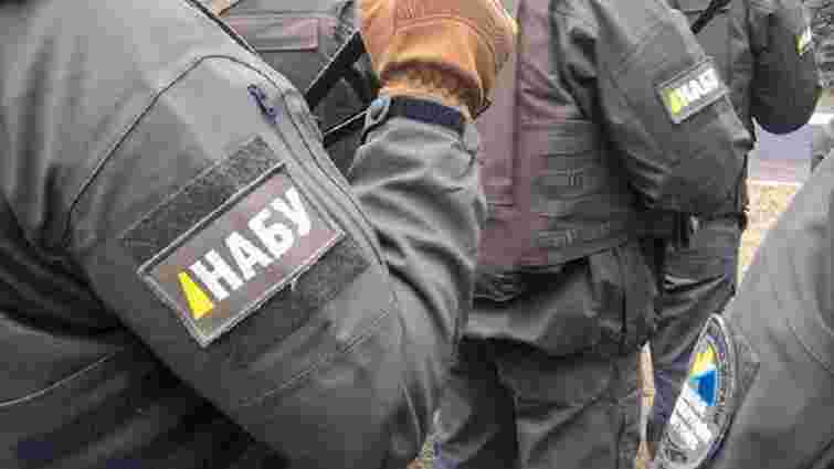 Детективи НАБУ вилучили закордонний паспорт у судді з Дніпра, затриманого на хабарі