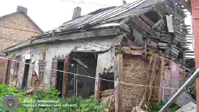 На Рівненщині на літню жінку впала стіна аварійного будинку