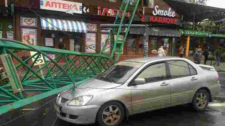 В Одесі вітер звалив будівельний кран на автомобіль і дах ресторану