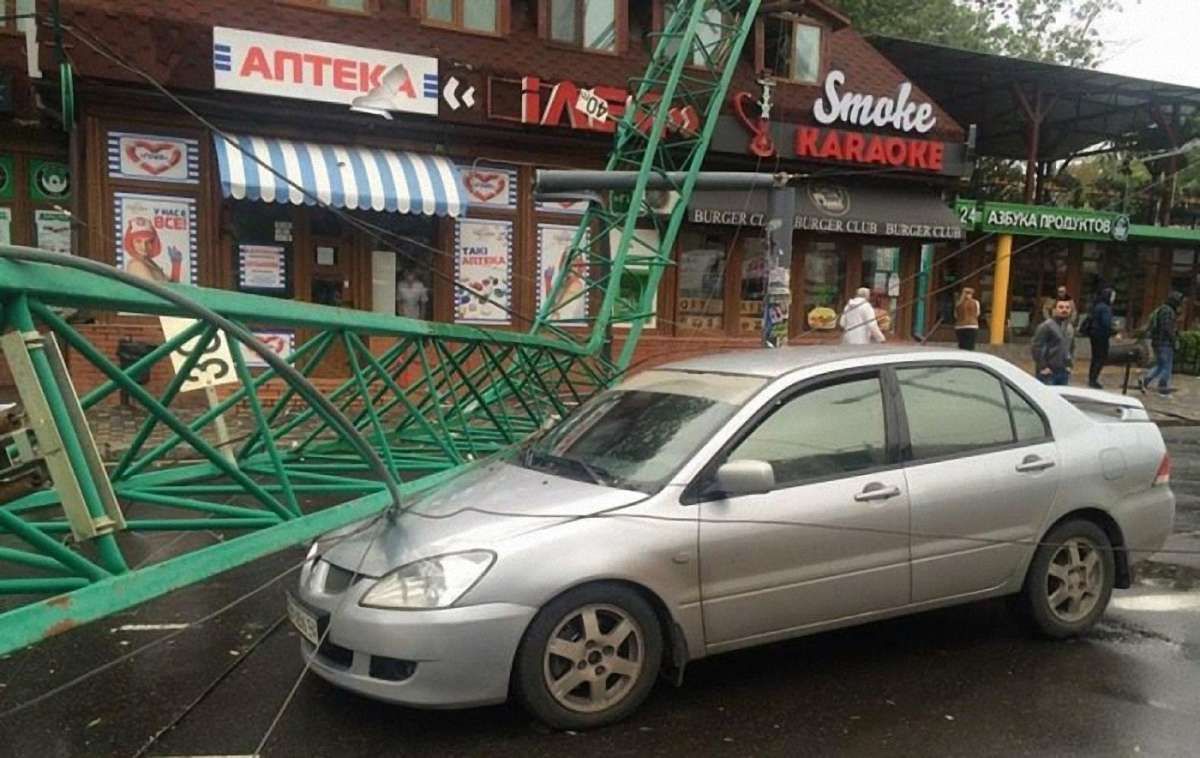 В Одесі вітер звалив будівельний кран на автомобіль і дах ресторану