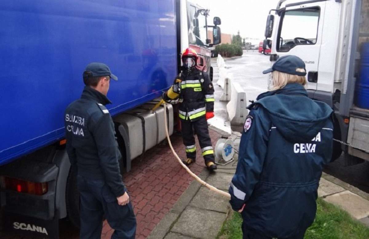 Польські митники затримали українця із 660 літрами пестицидів