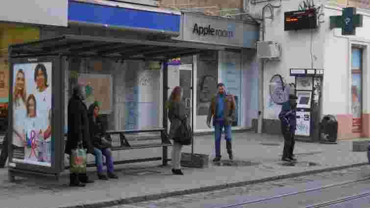 Зупинки на вул. Дорошенка в центрі Львова пристосують для людей на візках 