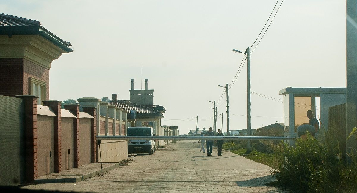 Біля Львова журналісти виявили закрите депутатське поселення