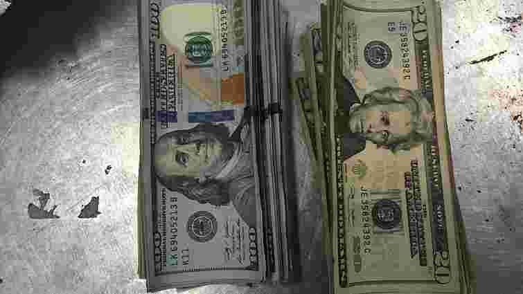 У посилці із США львівські митники знайшли долари в банках з кави та два айфони
