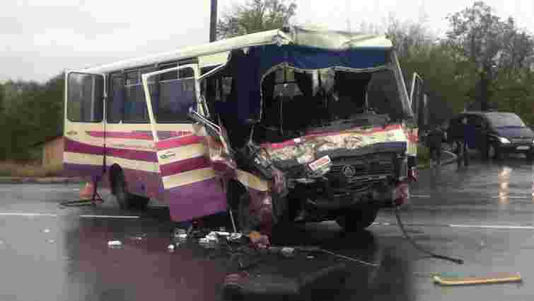 На Прикарпатті внаслідок зіткнення вантажівки з маршруткою одна людина загинула, 15 травмовані