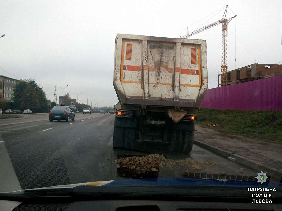 Львівські патрульні оштрафували водія вантажівки за забруднення дороги