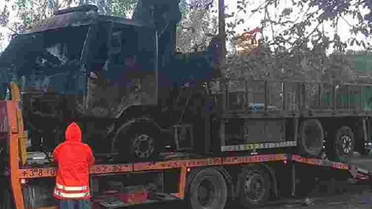 У Києві спалили евакуатор, що забирав незаконні автокав'ярні