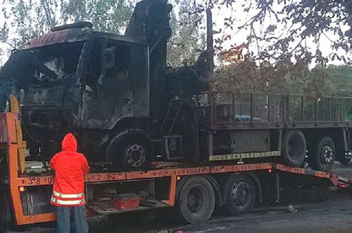 У Києві спалили евакуатор, що забирав незаконні автокав'ярні