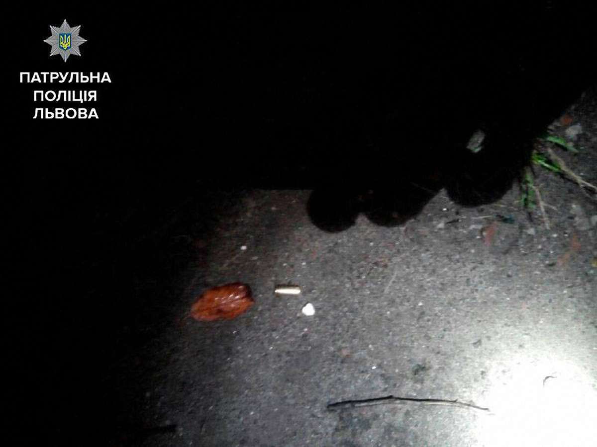 У Львові біля нічного клубу відвідувачам погрожували ножем та пістолетом