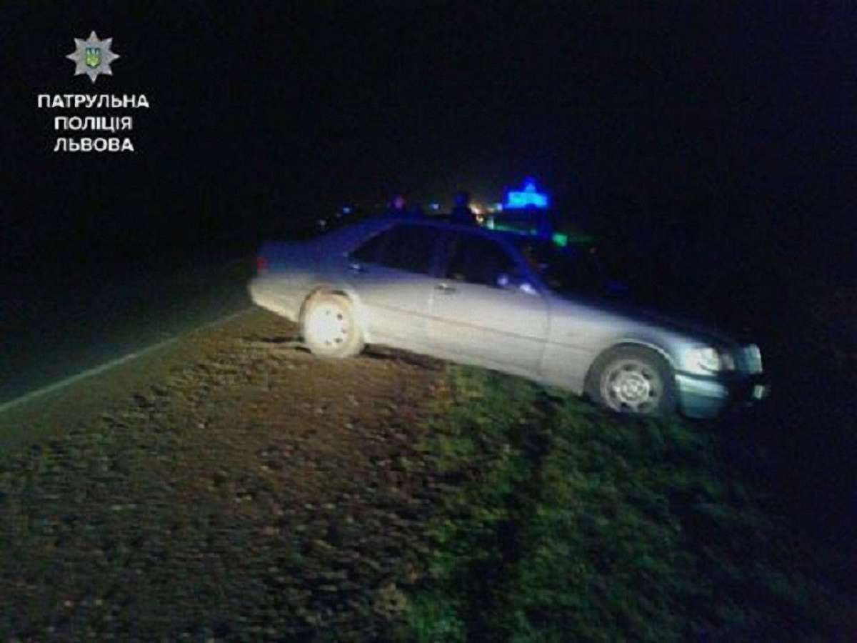 На трасі Київ-Чоп нетверезий водій виїхав на узбіччя та застряг у болоті