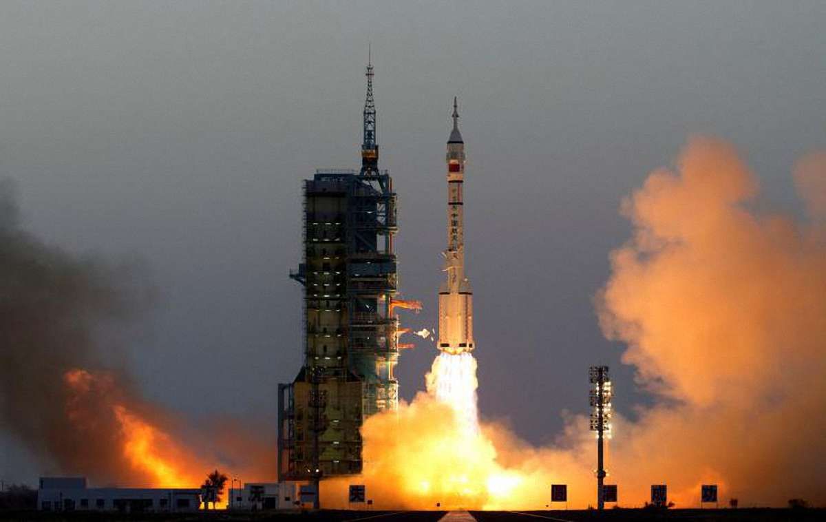 Китай успішно запустив пілотований космічний корабель до своєї космічної лабораторії