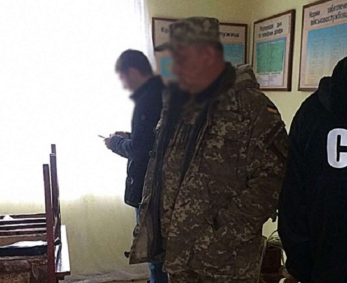 На Одещині заступника командира роти затримали на хабарі