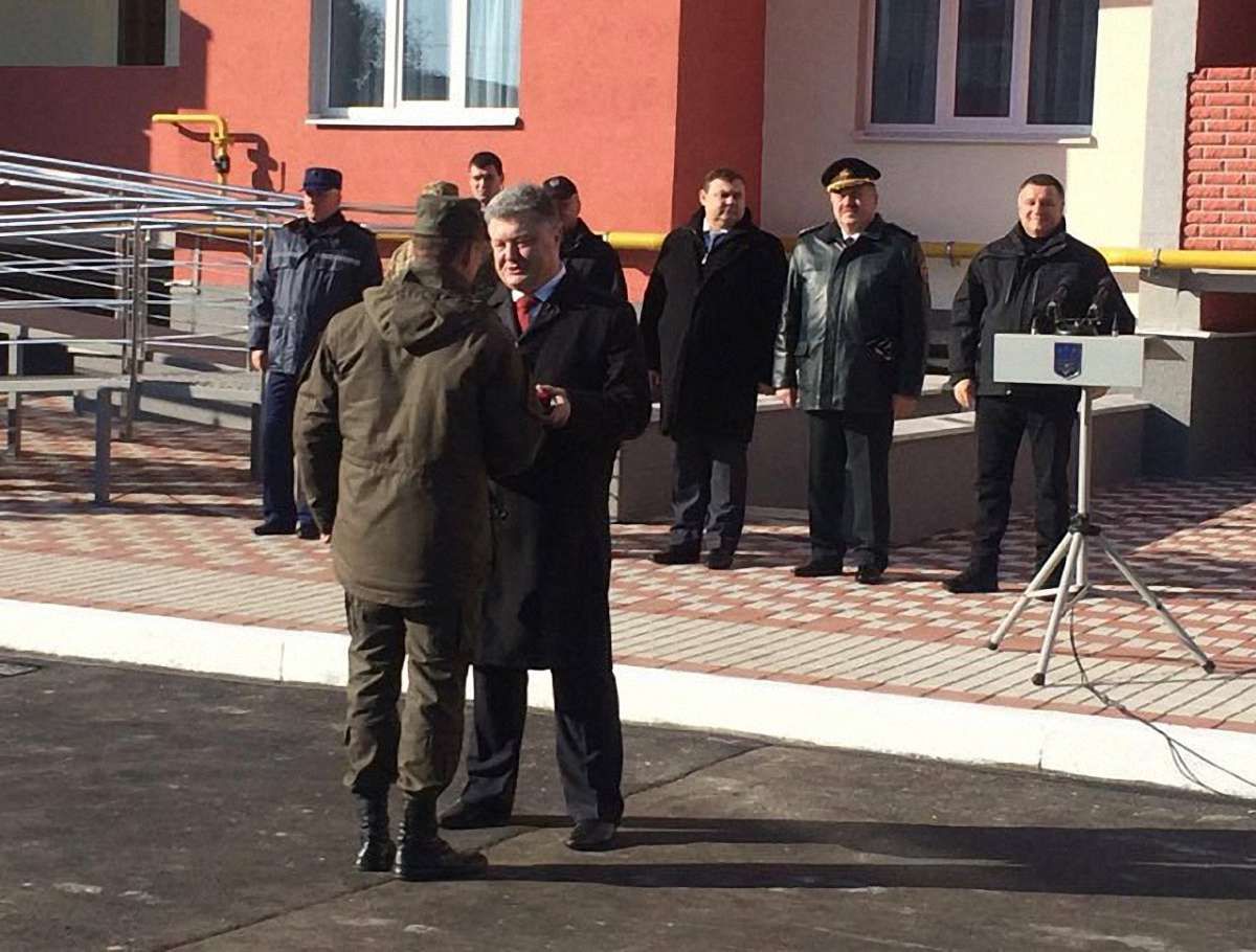 Порошенко передав сертифікати на квартири сім’ям 55 нацгвардійців