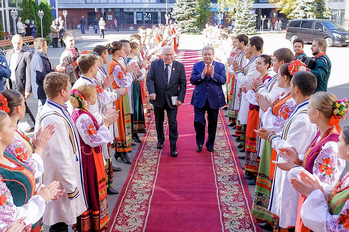 Лех Валенса став почесним професором університету Поплавського