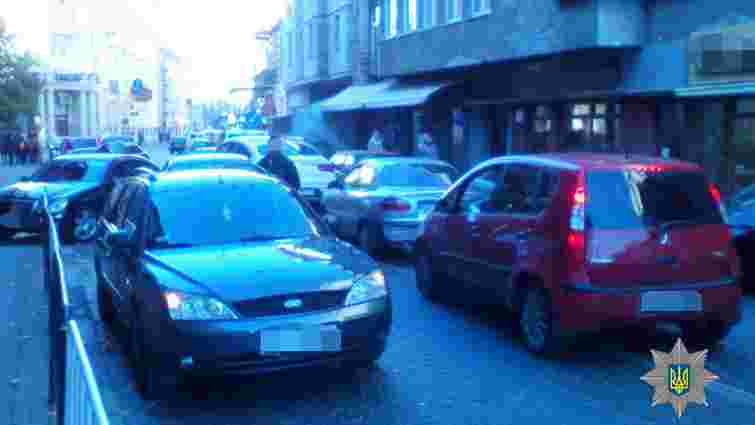 У Львові водій з дитиною у салоні втікав від патрульних і скоїв ДТП